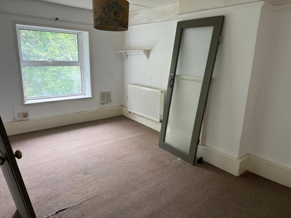 Lot: 107 - SEMI-DETACHED HOUSE FOR IMPROVEMENT WITH STUNNING SEA VIEWS - The Second Bedroom